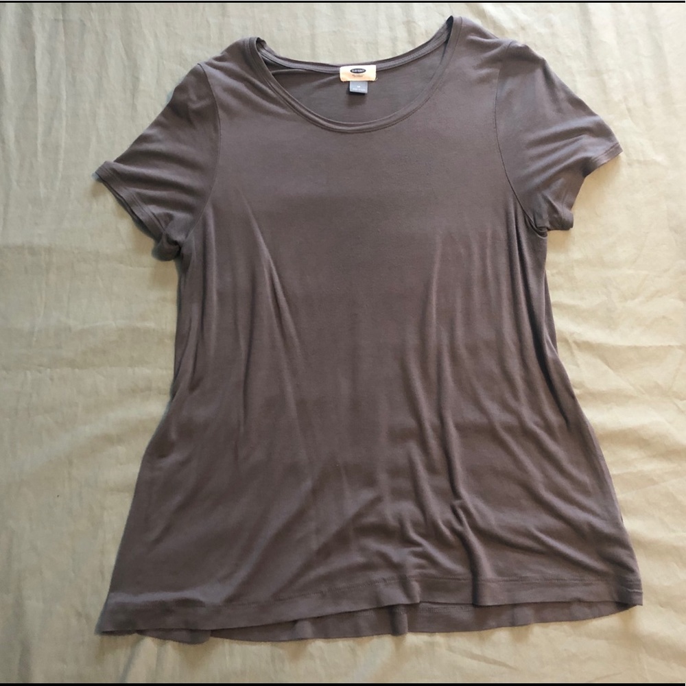 Loose round neck gray shirt. Staple piece